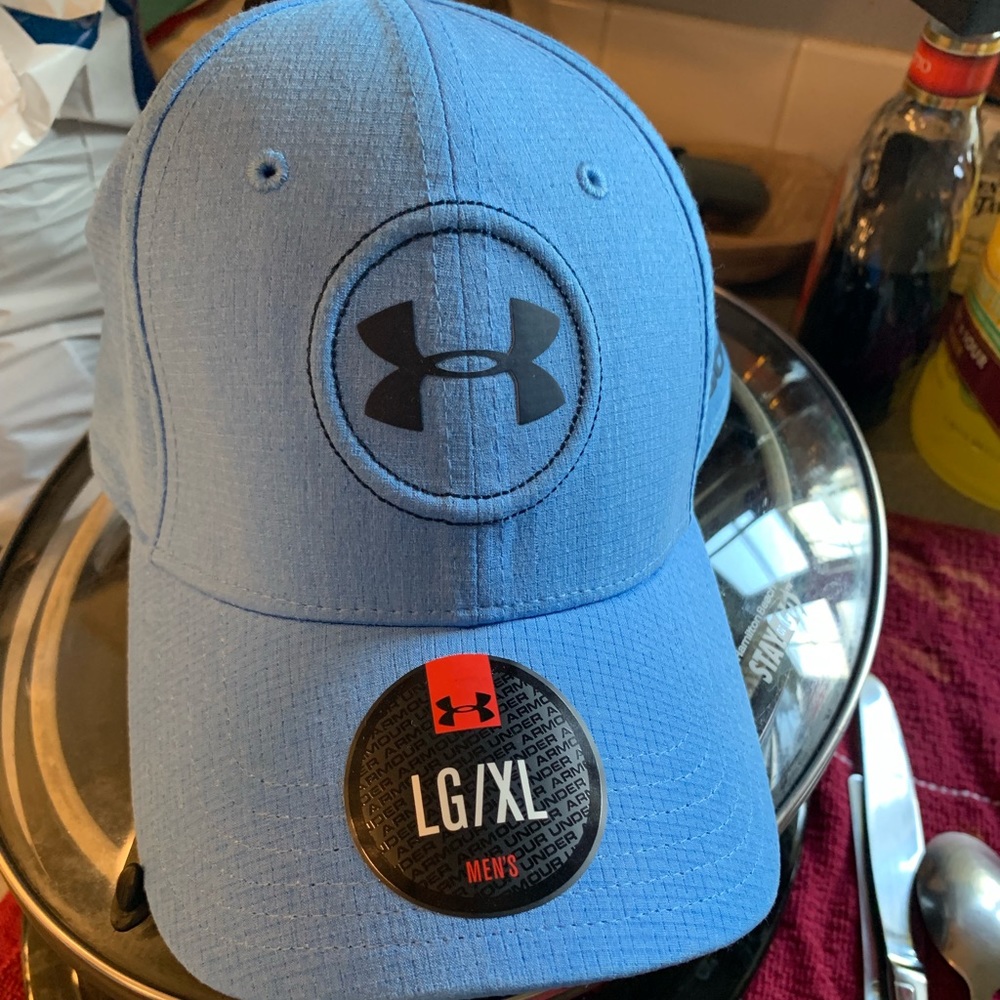 BNWT Under Armour golf hat in baby blue